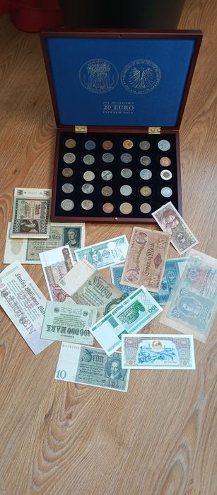 Monety banknoty w drewnianym pudełku leuchttrum