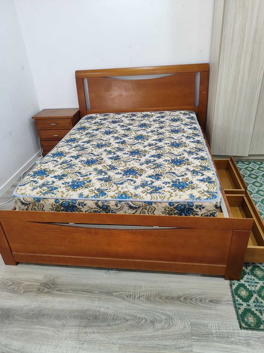 Vendo cama de casal condição/muito conservada  , sem a base do colchão
