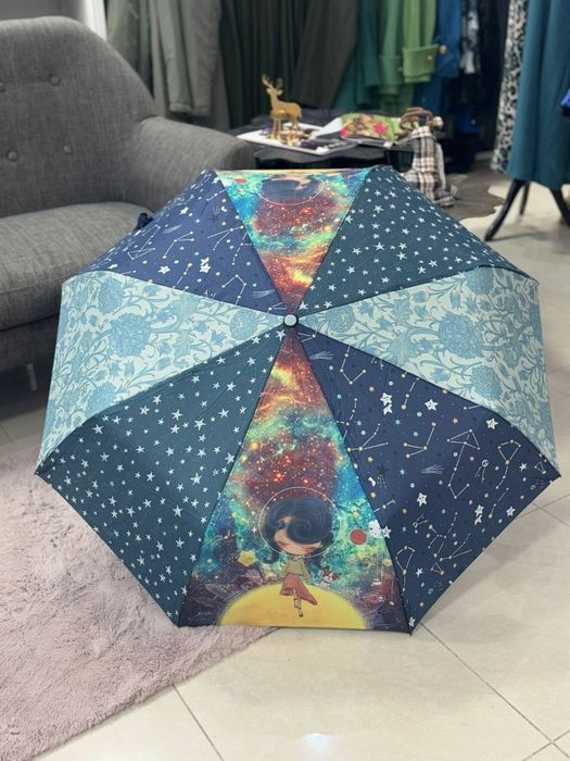 Chapéus de chuva novos com etiqueta