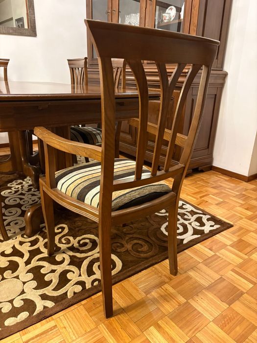 Mesa de jantar + Aparador com cristaleira