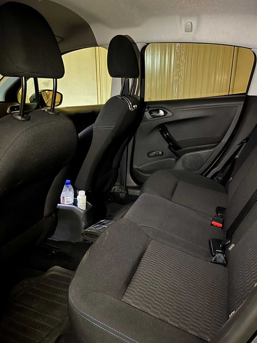 Peugeot 208 Signature
