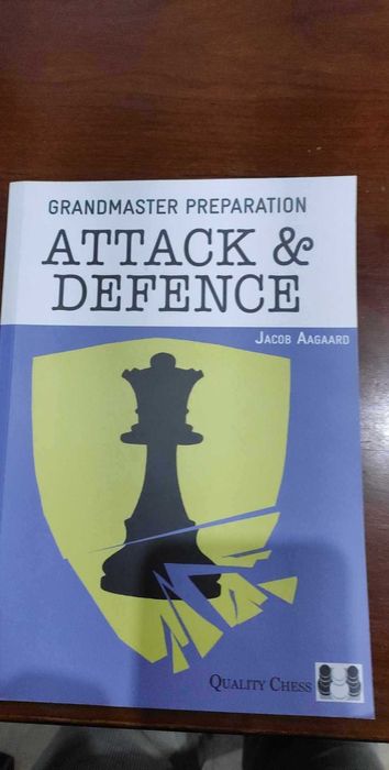 Livro de xadrez "Attack & Defence" de Aagaard