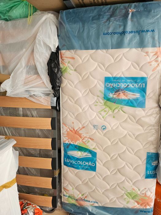 Cama solteiro em aço,  com 2 colchoes tamanho 2 x 0,90 m