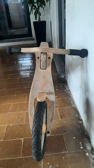 Moto de madeira para criança.