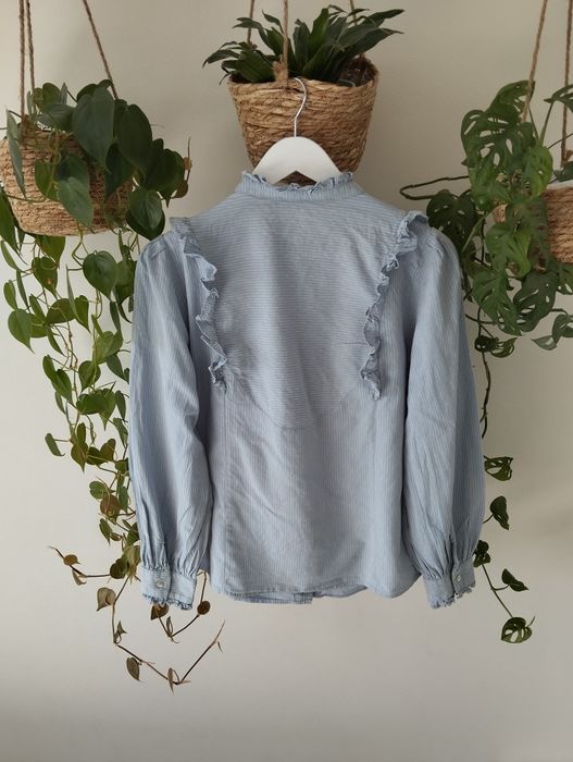 Wiosenna koszula, lekko taliowana, błękitna w prążki, falbanki, bawełn