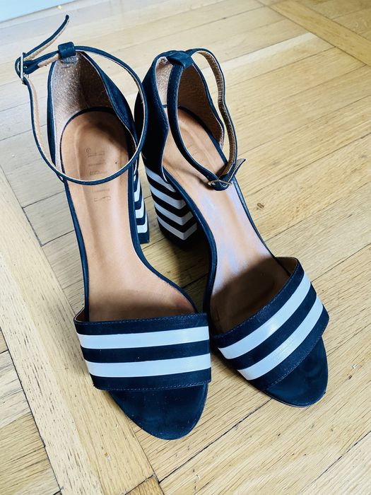 Sandały na słupku 37