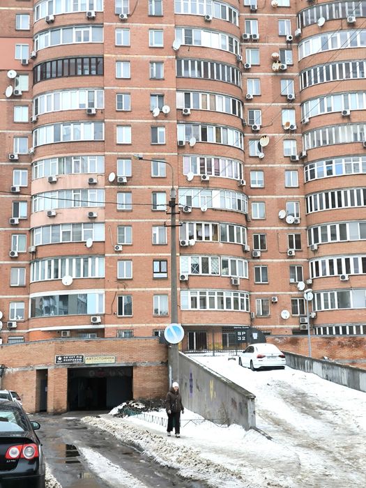 Дарницький, метро «Позняки»  Срібнокільська 14 А. Широке місце 23 кв.м