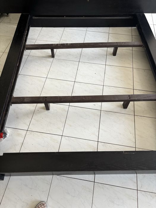 Cama de casal com as 2 mesas de cabeceira