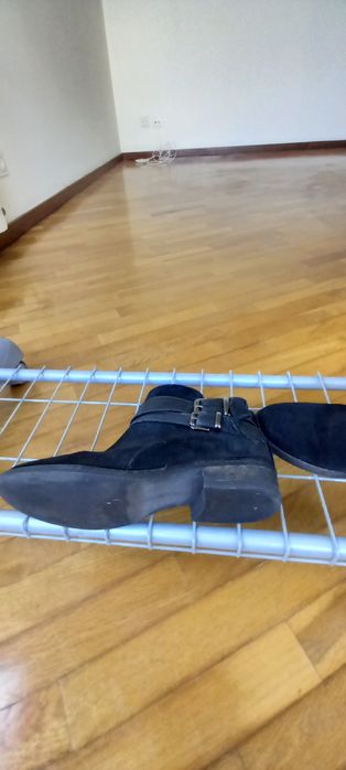 Botins pretos em camurça