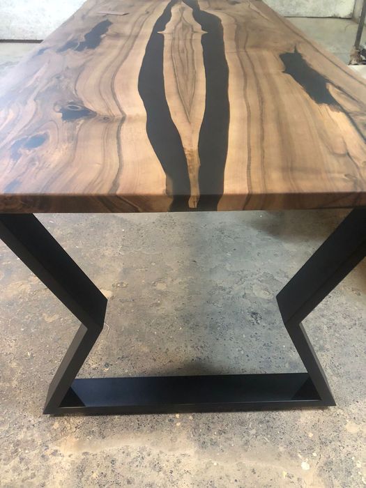 Стіл з епоксидної смоли. Меблі під замовлення.