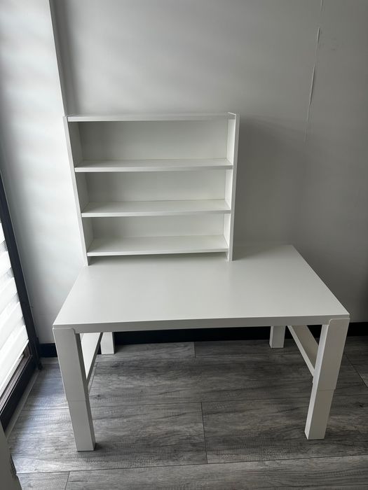 Biurko dziecięce Ikea z półkami