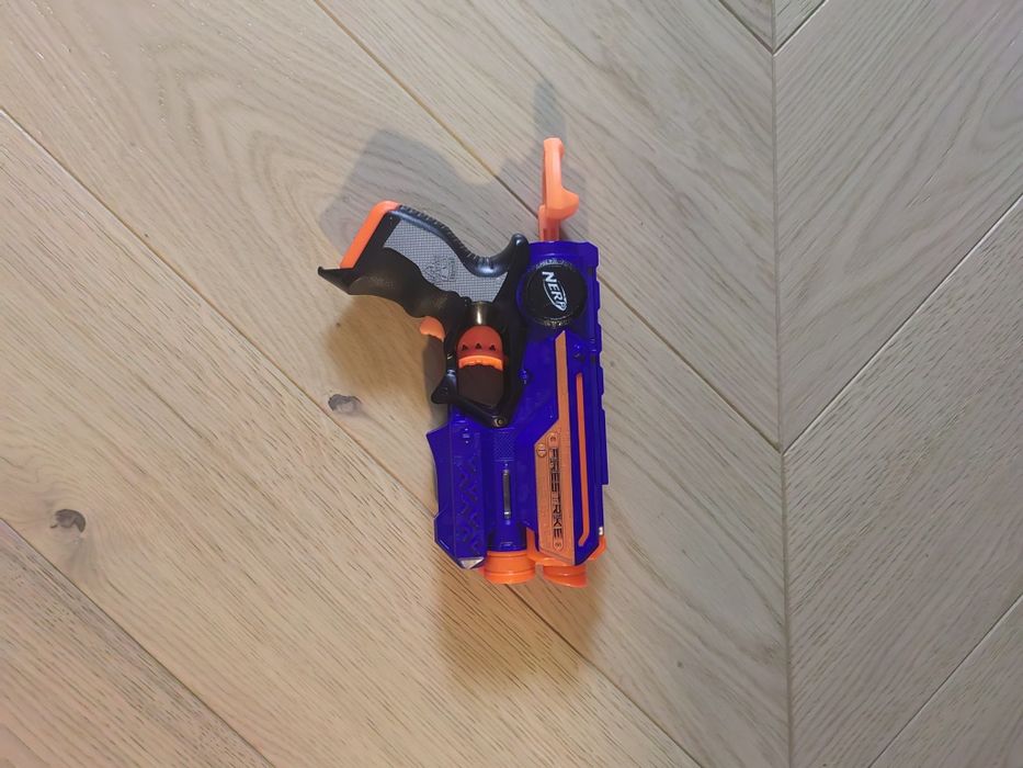 Zestaw pistoletów Nerf (karabin i pistolet +dodatki)