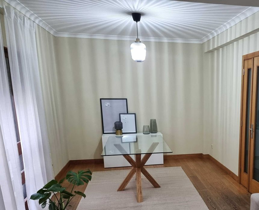 Candeeiros dourados com vidro escuro (4 de tecto, 1 de mesa)