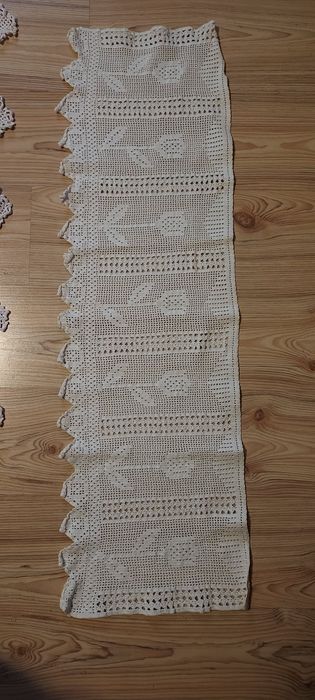 Komplet ręcznie szydelkowanych  serwet