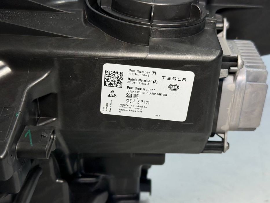 Права фара Tesla Model Y Juniper нова оригінал (США)