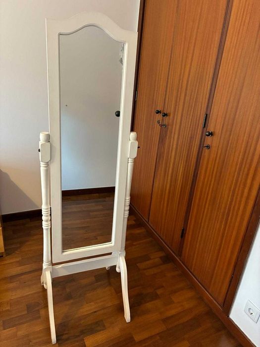 Espelho de pé branco