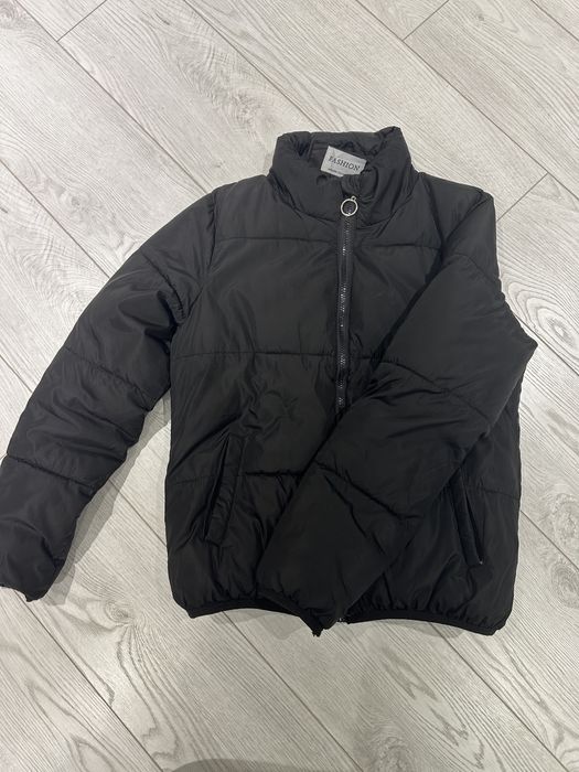 Продам курточку чорну