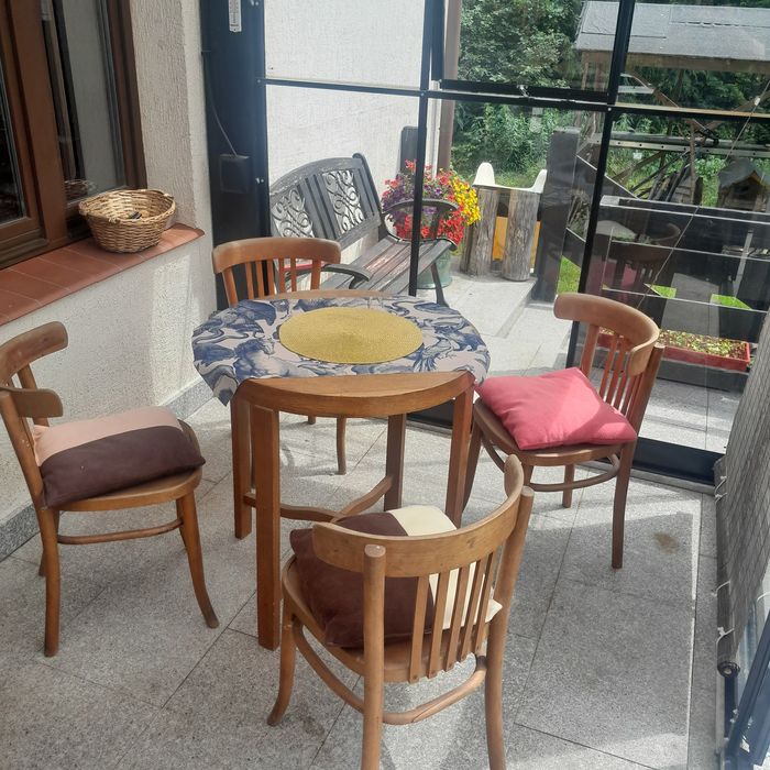 Stolik okrągły i 4 krzesła PRL vintage