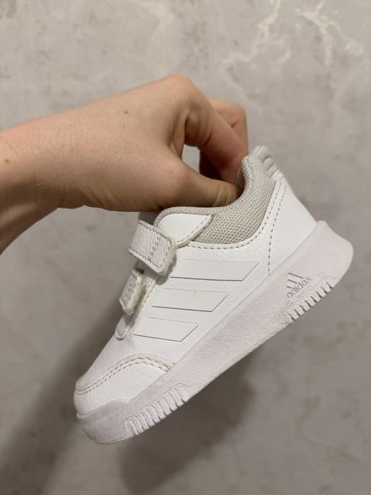 Кросівки Adidas дитячі розмір 21 по стельці 13,5 см