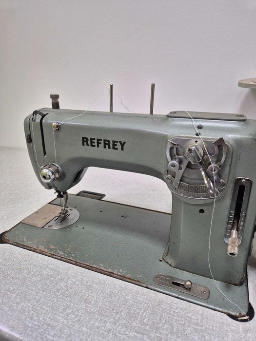 Máquina de Costura Profissional Refrey com Mesa