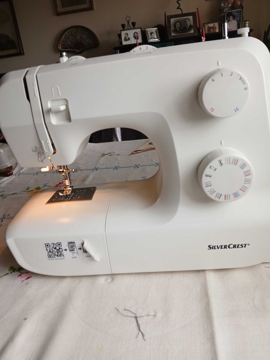 Máquina de costura Silver Crest a precisar de reparação.