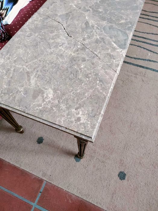 Mesa de centro dourada e mármore