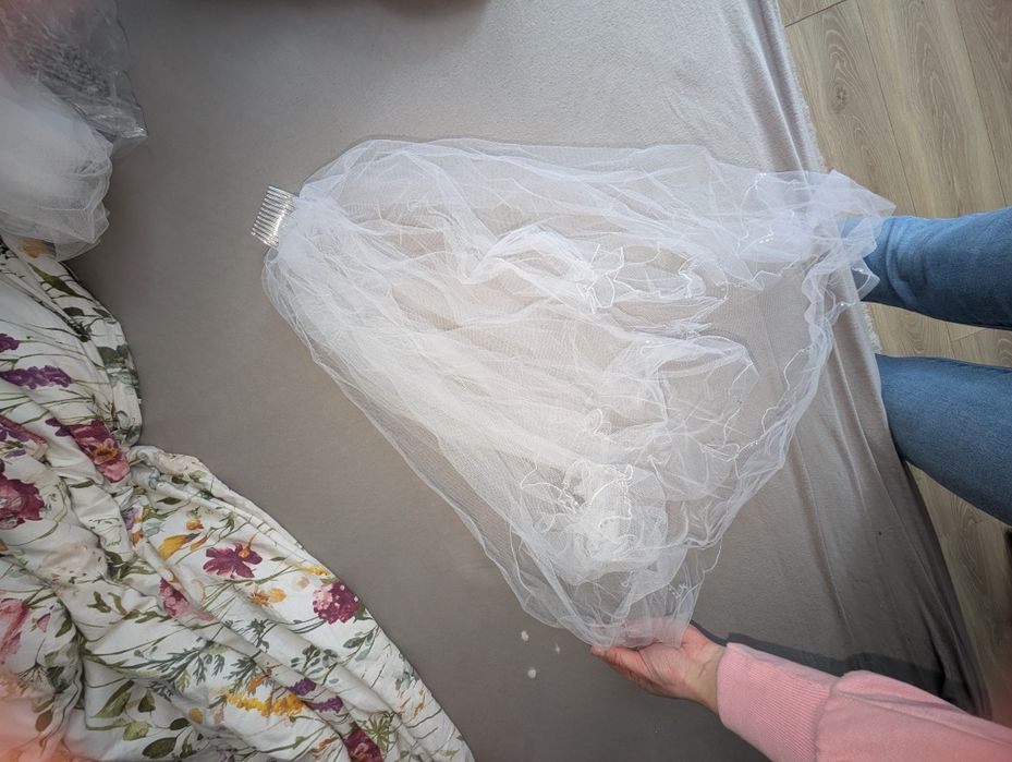 Długi welon ślubny