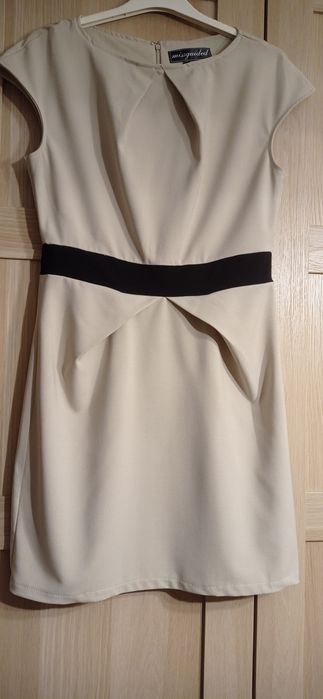 Missguided beżowa sukienka z czarnym pasem, r.14