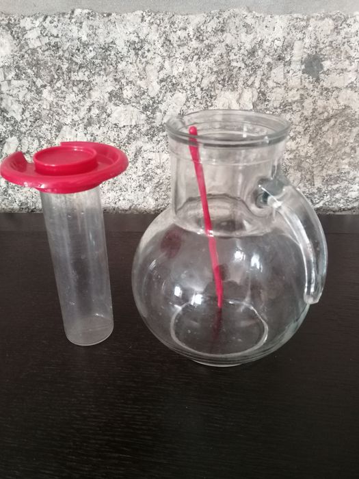 Caneca vidro com tampa, colher e recipiente gelo. Sangria, água...