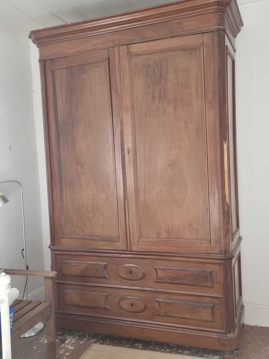 Roupeiro antigo em madeira