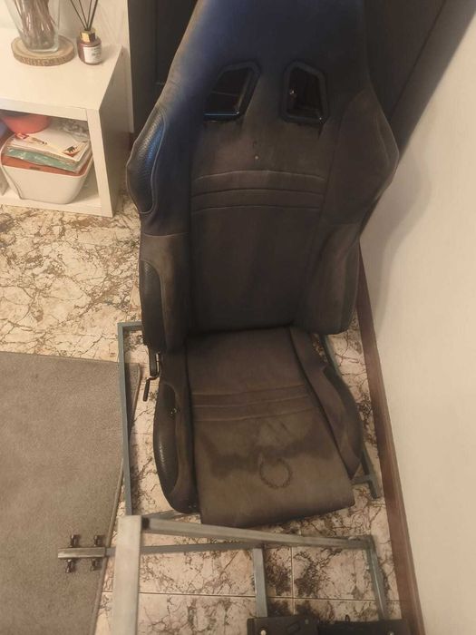 Simulador com volante e set pedais