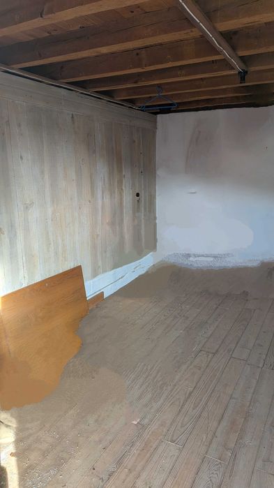 Vende-se moradia rústica para ganhar uma nova vida...