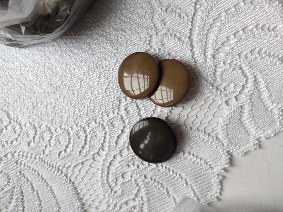 Guziki duże brąz beż na stopce