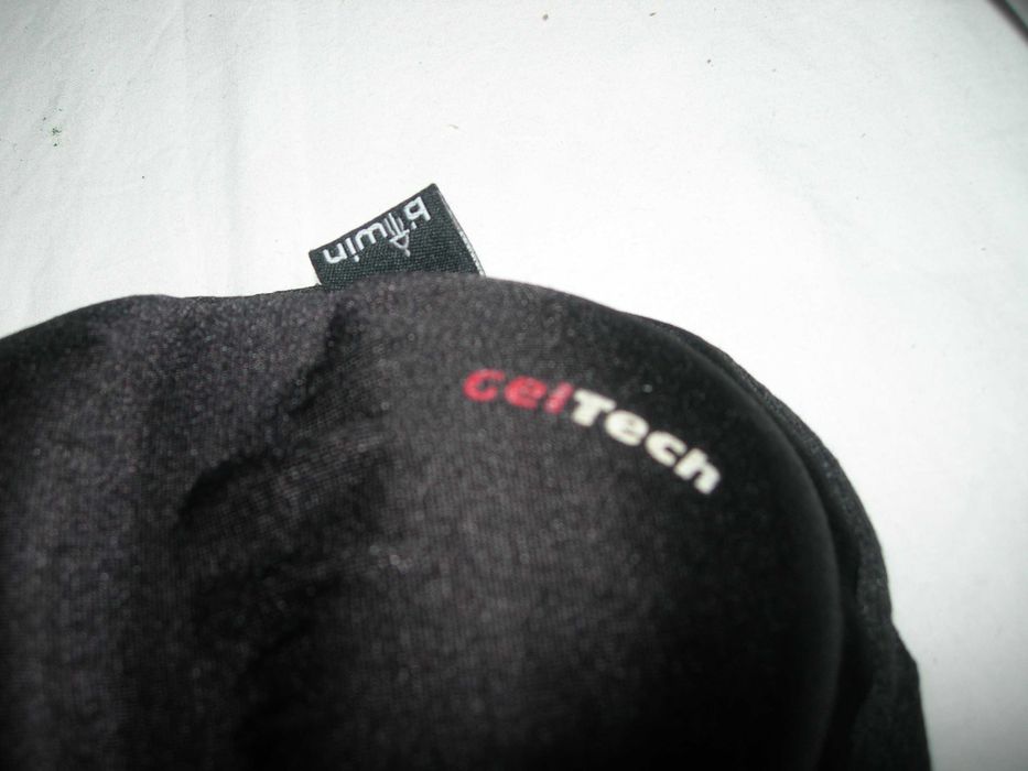 2 Cadeira para bike com uma capa para o banco.