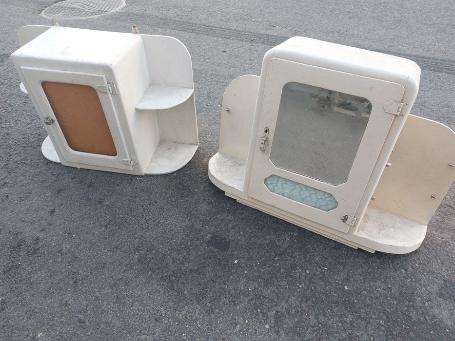 Conjunto de 2 antigas farmácias de casa de banho