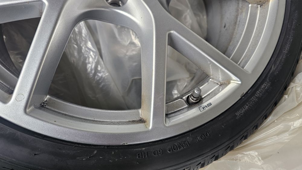 Jantes originais com pneus Audi RS3 8Y