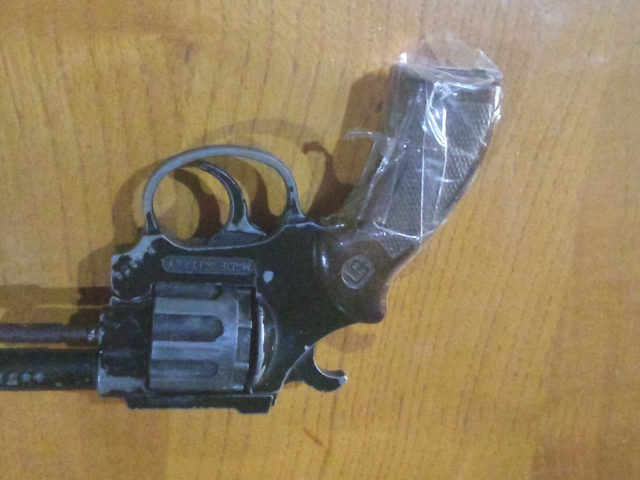 Revólver antigo de 1866