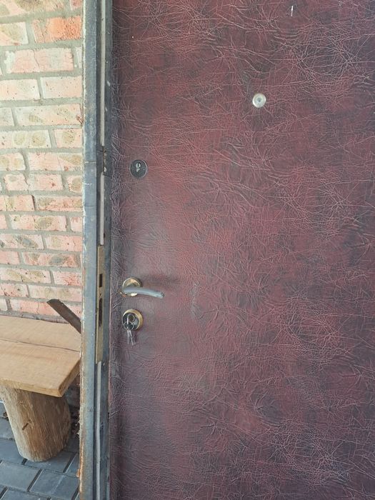 Дівері вхідні дерев'яні, і металеві