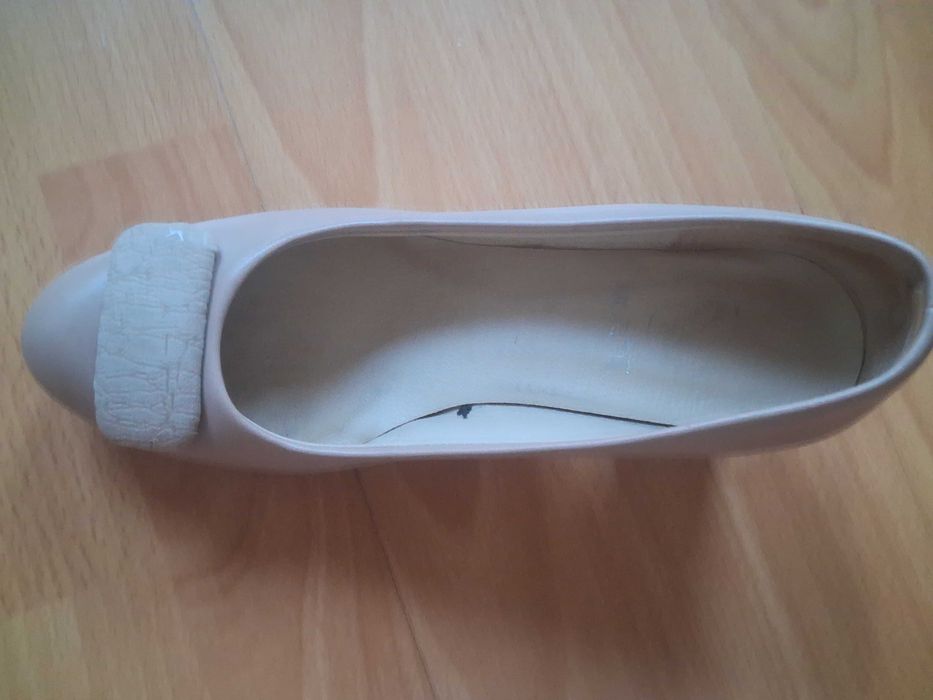 buty damskie w kolorze beżowym