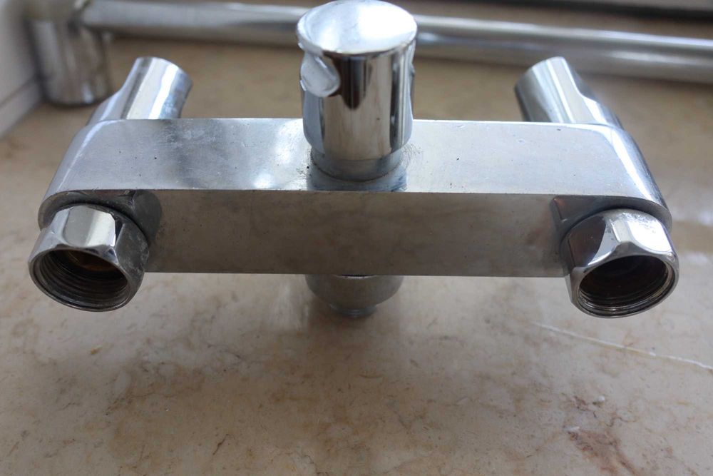 Torneira e suporte de duche (bom material)