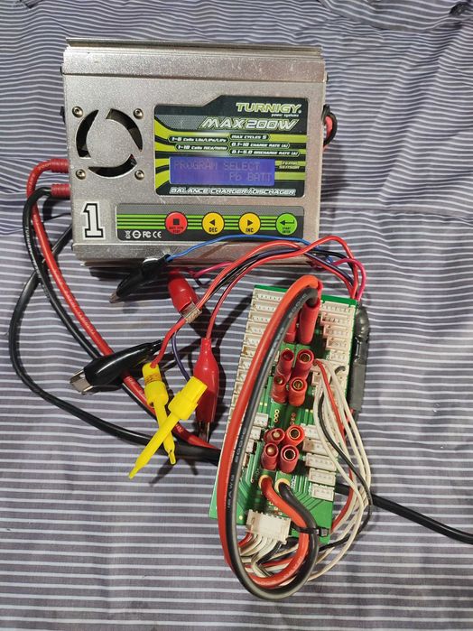 Розумний зарядний пристрій балансир Turnigy Max200W