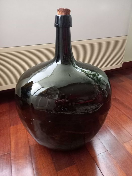 Garrafão antigo verde-escuro em vidro soprado de 15 litros.