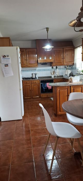 Mobília de cozinha em castanho e granito