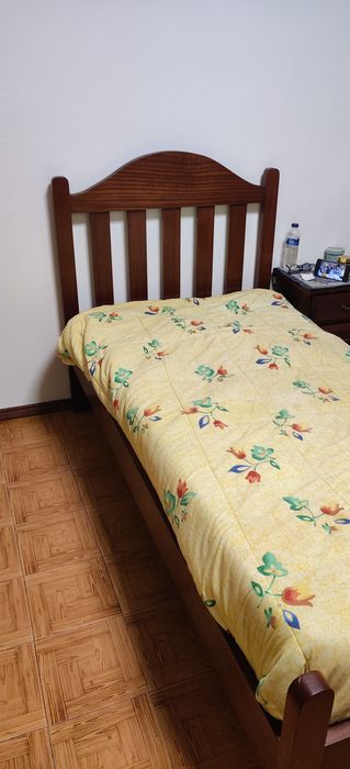 Cama de solteiro + mesas de cabeceira