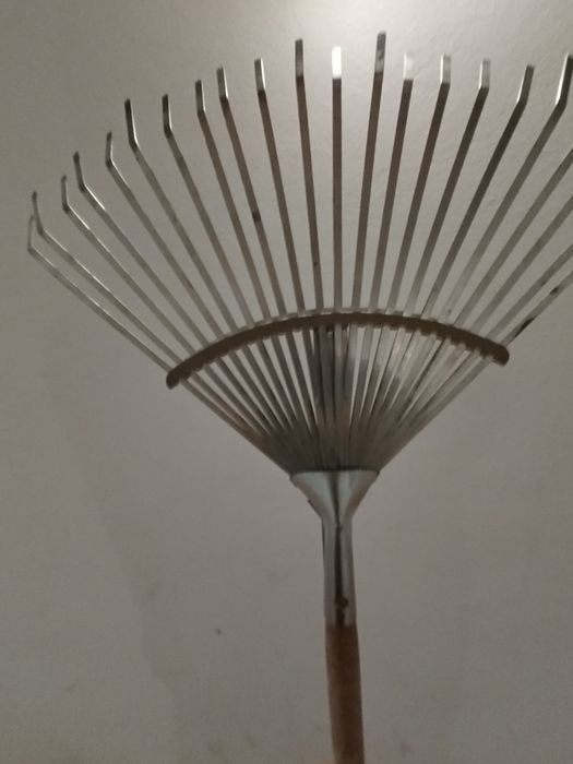 Ancinho de jardim muito bom estado