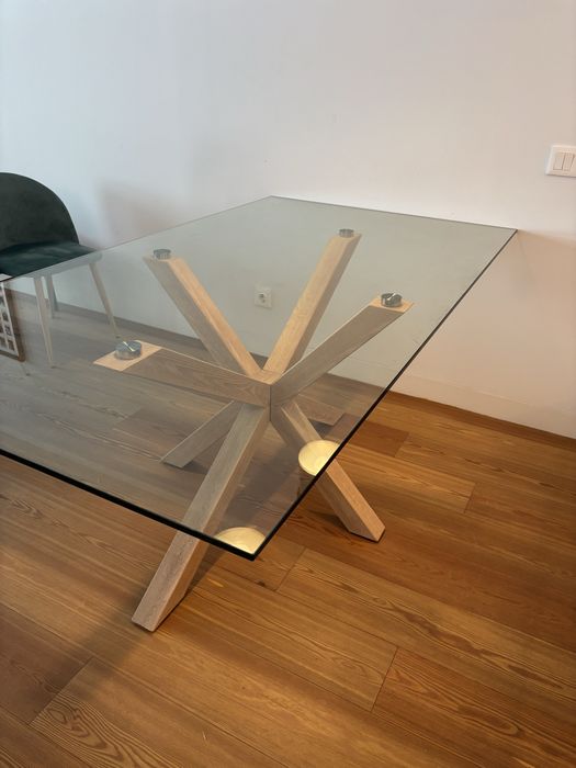 Mesa de Jantar com Tampo de Vidro