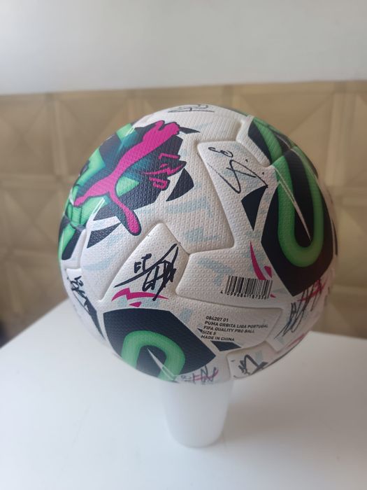 Bola oficial autografada