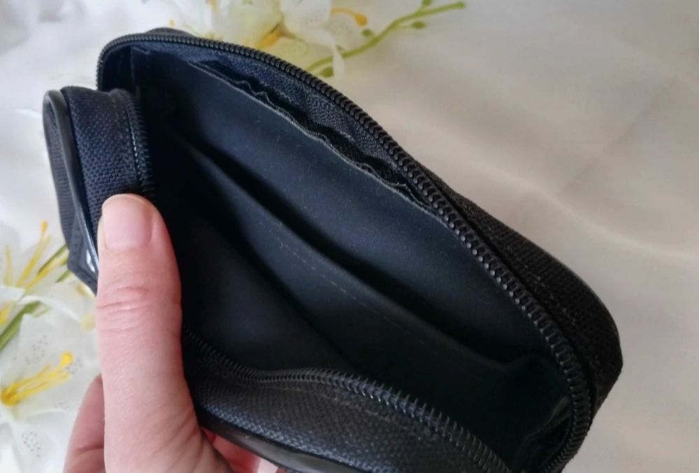 Czarny piórnik, kosmetyczka, etui