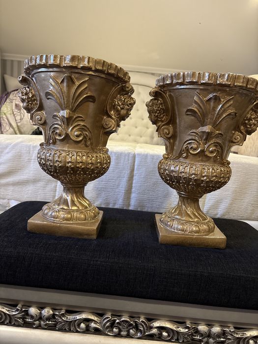 Par de jarras douradas com figuras de anjos com 45cm de altura