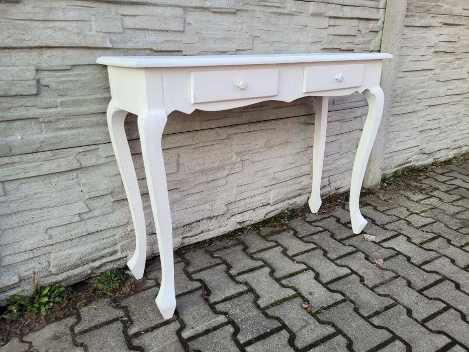 Elegancki  stolik-konsolka.